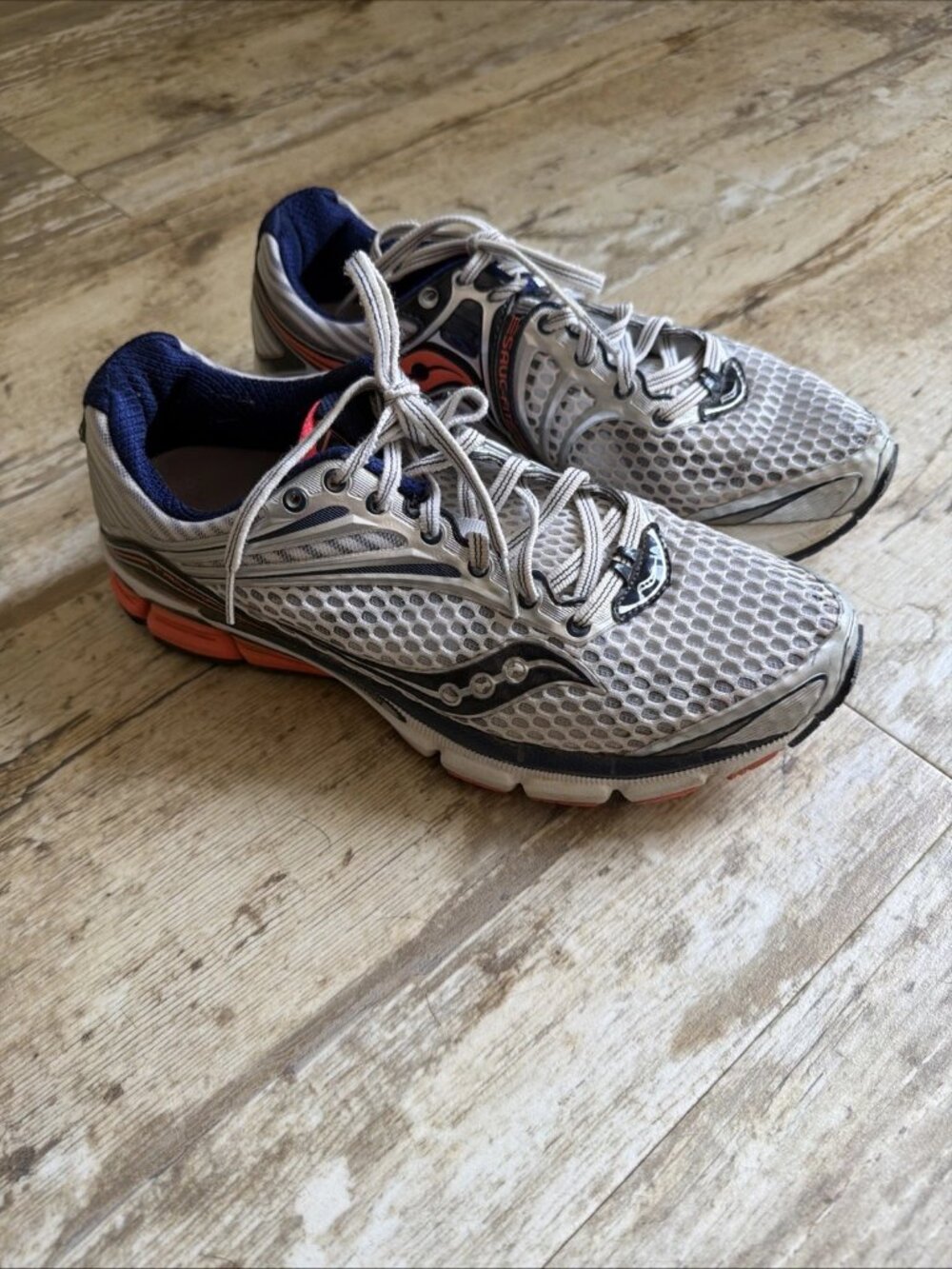 SAUCONY Triumph 11 Running Shoes White & Navy Women’s 10
